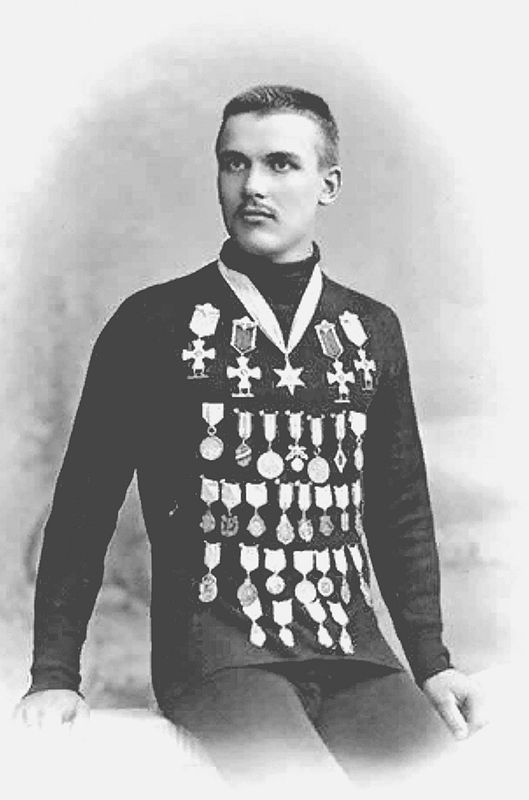 Евгений Георгиевич Бурнов (1886–1945) — конькобежец, чемпион России, мировой рекордсмен. Фотография выполнена придворным фотографом Г.В. Труновым в 1910 году