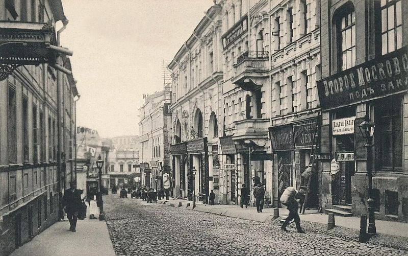 Булыжная мостовая на Кузнецком Мосту, в сторону Газетного переулка. Фото начала ХХ века
