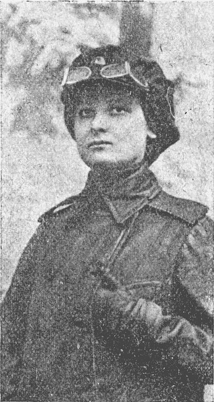 Елена Павловна Самсонова (1890–1958) — первая женщина-шофер и первая женщина-летчик, получившая диплом  на московском аэродроме