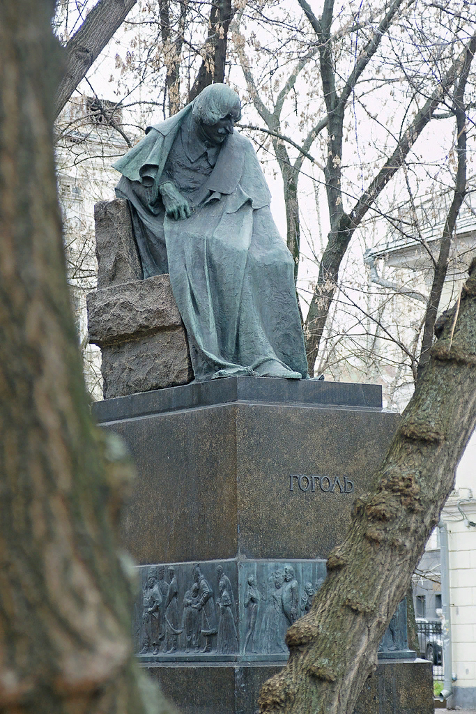 Памятник Н.В. Гоголю скульптора Н.А. Андреева и архитектора Ф.Шехтеля, который сегодня стоит во дворе д. 7 по Никитскому бульвару