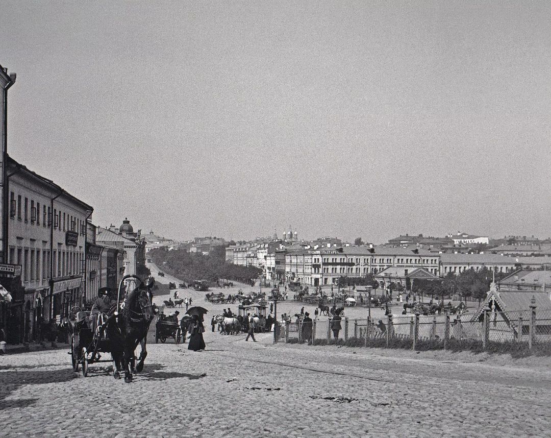 Вид на Трубную площадь с проезда Рождественского бульвара. Извозчик на крутом подъеме проезда Рождественского бульвара. Фото 1900–1910 годов